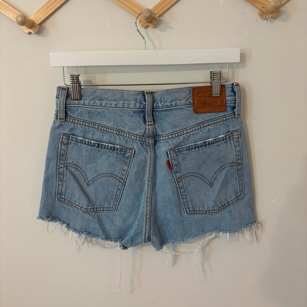 Levi's High Rise Wedgie Fit Distressed Shorts - Size 26 - Picture 3 of 12